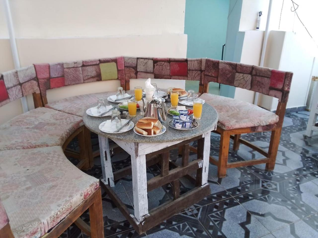 One Love Guesthouse & Restaurant ลักซอร์ ภายนอก รูปภาพ