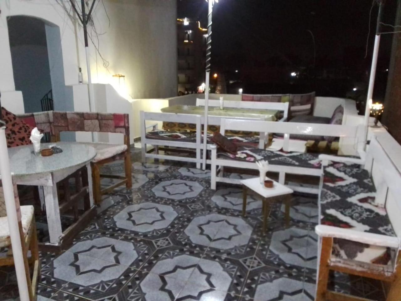 One Love Guesthouse & Restaurant ลักซอร์ ภายนอก รูปภาพ